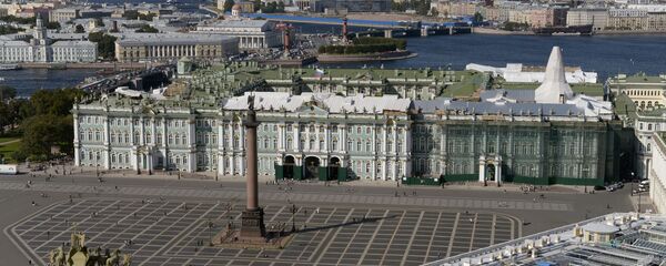 Вид на Дворцовую площадь и Государственный Эрмитаж в Санкт-Петербурге - Sputnik Азербайджан