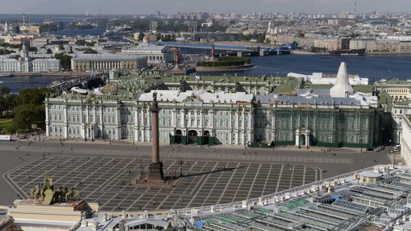 Вид на Дворцовую площадь и Государственный Эрмитаж в Санкт-Петербурге - Sputnik Азербайджан