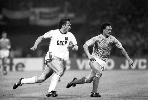 Олег Протасов (слева) и Берри Ван Арле во время финального матча ЕВРО-1988 СССР - Нидерланды - Sputnik Azərbaycan