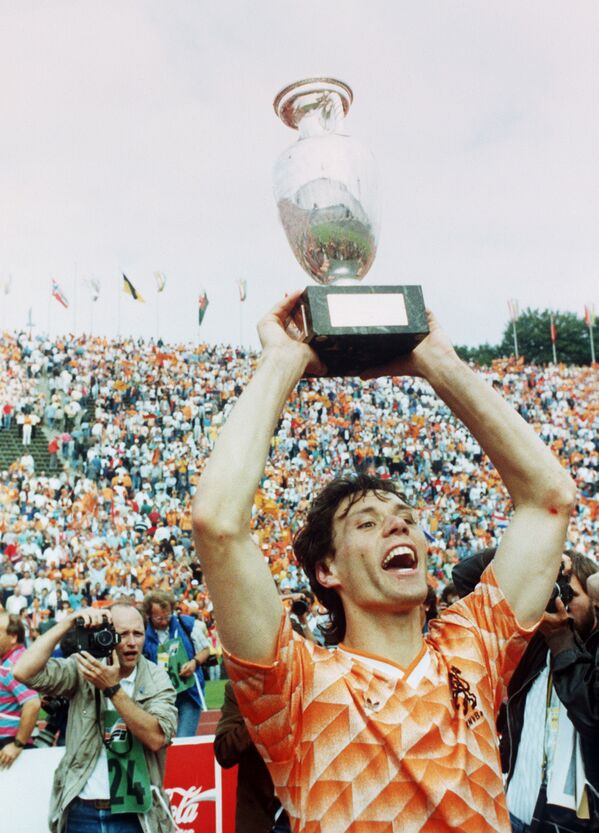 Футболист сборной Нидерландов Марко ван Бастен после победы на ЕВРО-1988 - Sputnik Azərbaycan