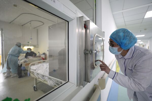Инфекционное отделение госпиталя в Ухане - Sputnik Азербайджан
