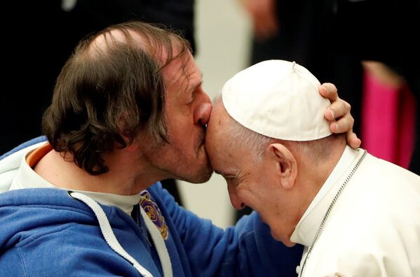 Мужчина целует Папу Римского Франциска в Ватикане - Sputnik Азербайджан
