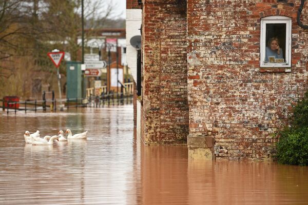 Затопленная улица в городе Беудли, Англия - Sputnik Азербайджан