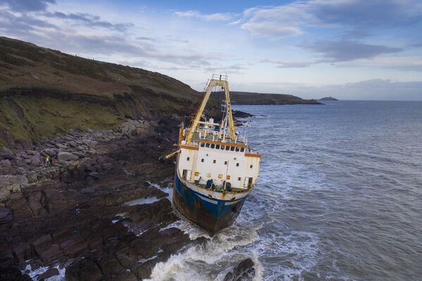 Заброшенный корабль на скалах возле деревни Балликоттон в Южной Ирландии - Sputnik Азербайджан