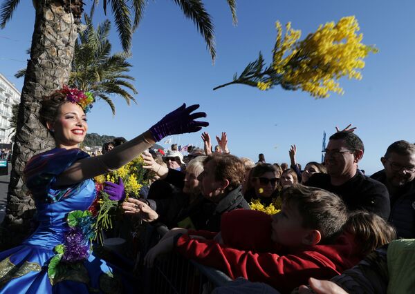 Участники цветочного парада на карнавале в Ницце  - Sputnik Азербайджан