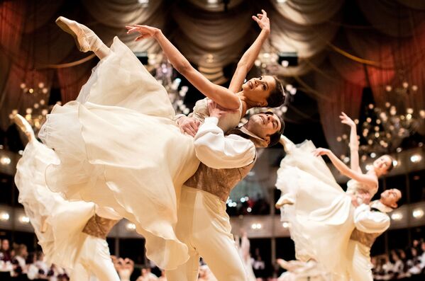 Танцоры Венского государственного балета на традиционном Венском оперном балу в Вене, Австрия - Sputnik Азербайджан