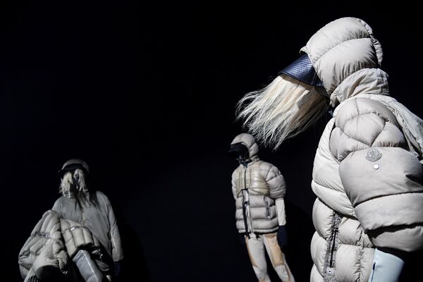 Модели представляют коллекцию Moncler на неделе моды в Милане - Sputnik Азербайджан