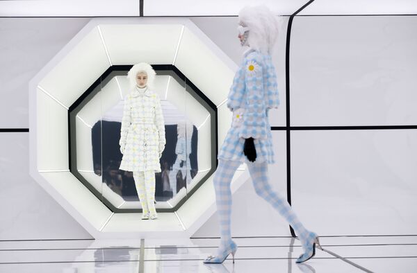 Модели представляют коллекцию Moncler на неделе моды в Милане - Sputnik Азербайджан