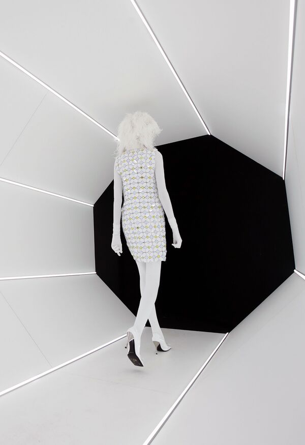 Модели представляют коллекцию Moncler на неделе моды в Милане  - Sputnik Азербайджан