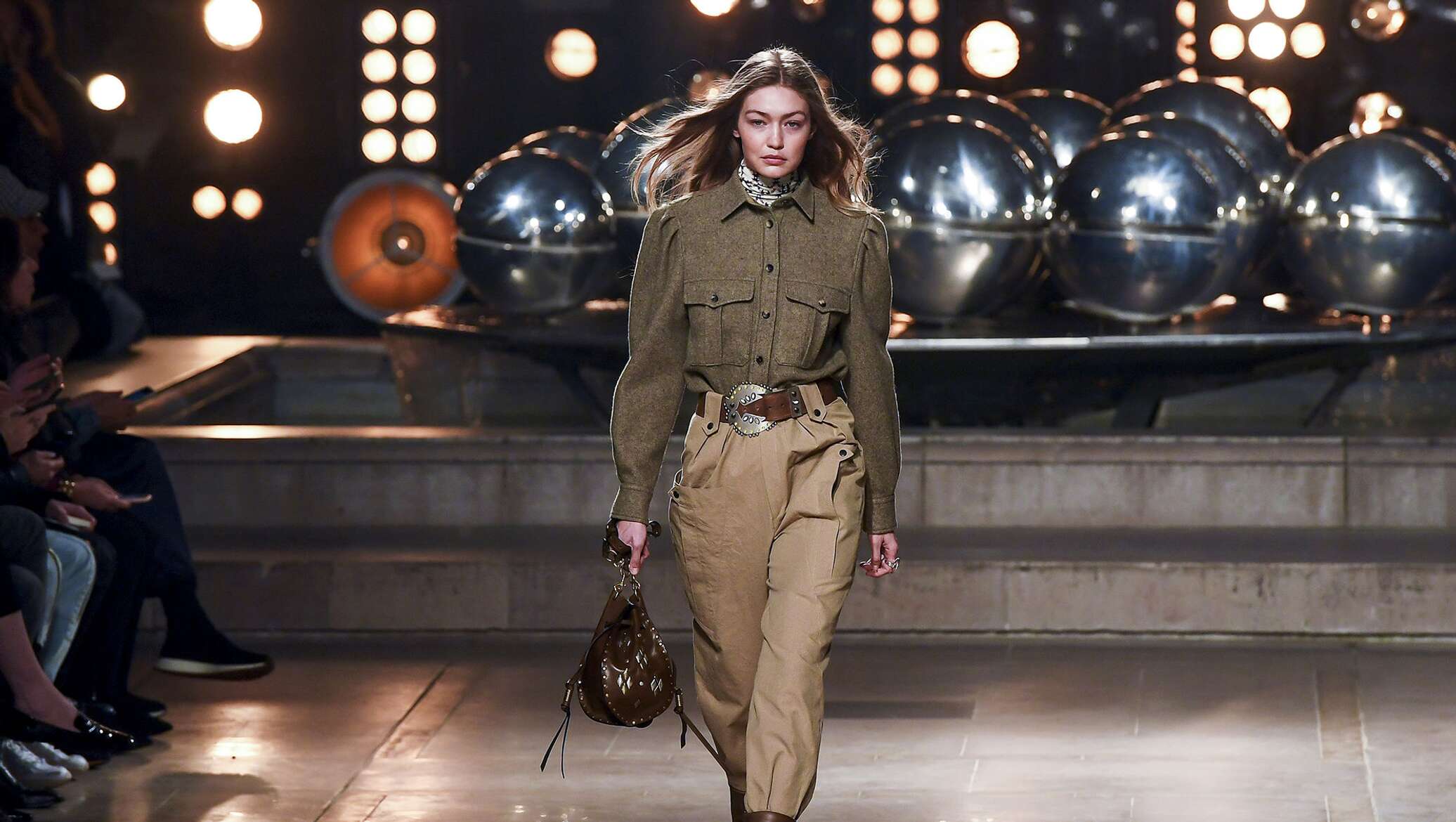 Что одевать на 2024 год. Стиль милитари после войны. Неделя моды 1943. Military Fashion show день города. Женская мода после войны милитари.