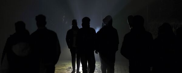 Тень людей, фото из архива Тень людей, фото из архива - Sputnik Азербайджан