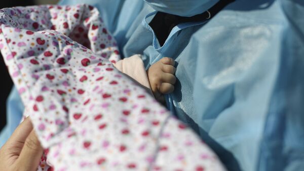 Новорожденный ребенок, фото из архива - Sputnik Азербайджан