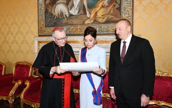 Президент Ильхам Алиев и первая леди Мехрибан Алиева встретились в Ватикане с Папой Римским Франциском - Sputnik Азербайджан
