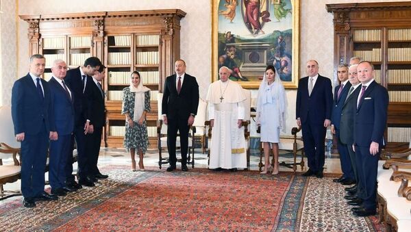 Президент Ильхам Алиев и Первая леди Мехрибан Алиева встретились в Ватикане с Папой Римским Франциском - Sputnik Azərbaycan