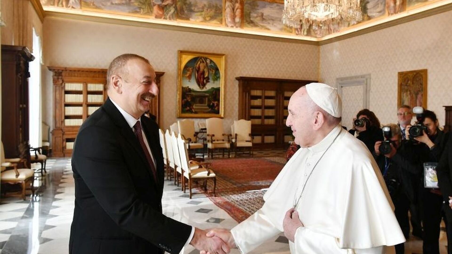 Президент Ильхам Алиев и Первая леди Мехрибан Алиева встретились в Ватикане с Папой Римским Франциском - Sputnik Азербайджан, 1920, 23.05.2022