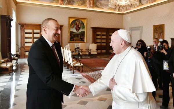 Президент Ильхам Алиев и первая леди Мехрибан Алиева встретились в Ватикане с Папой Римским Франциском Президент Ильхам Алиев и первая леди Мехрибан Алиева встретились в Ватикане с Папой Римским Франциском - Sputnik Азербайджан