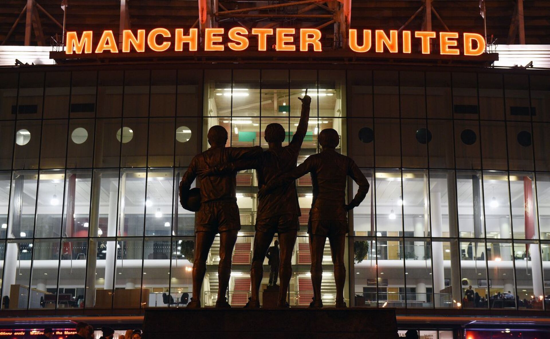 Общий вид стадиона «Олд Траффорд» и статуи «Единой Троицы» - бывших игроков «Манчестер Юнайтед» Джорджа Беста, Дениса Лоу и Бобби Чарльтона - Sputnik Азербайджан, 1920, 30.12.2021