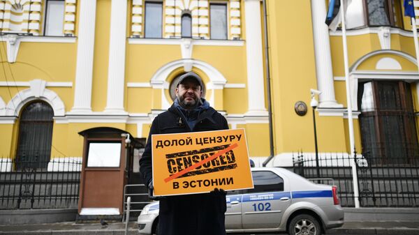 Исполнительный директор МИА Россия сегодня Кирилл Вышинский участвует в пикете у посольства Эстонии в Москве - Sputnik Азербайджан
