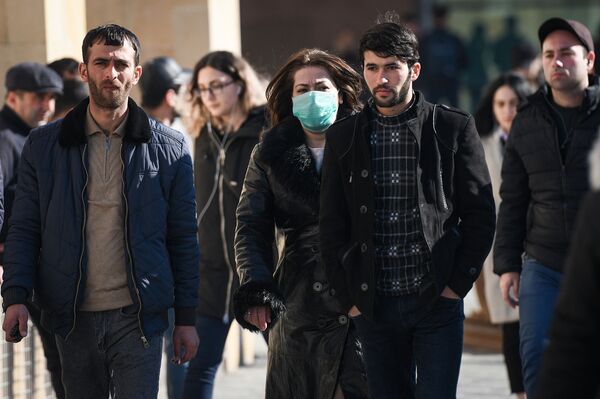 Прохожие в медицинских масках на улице в Баку, фото из архива - Sputnik Azərbaycan