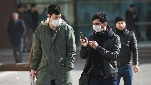 Прохожие в медицинских масках на улице в Баку, фото из архива - Sputnik Azərbaycan