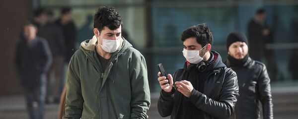 Прохожие в медицинских масках на улице в Баку, фото из архива Прохожие в медицинских масках на улице в Баку, фото из архива - Sputnik Азербайджан