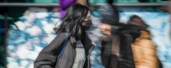 Прохожие в медицинских масках на улице в Баку, фото из архива Прохожие в медицинских масках на улице в Баку, фото из архива - Sputnik Азербайджан
