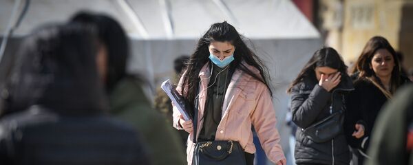Прохожие в медицинских масках на улице в Баку, фото из архива Прохожие в медицинских масках на улице в Баку, фото из архива - Sputnik Азербайджан