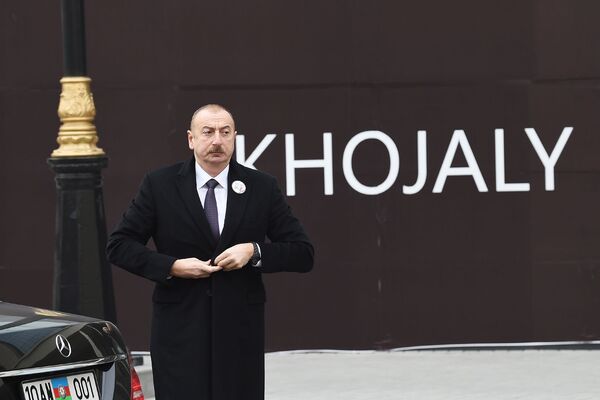 Президент Ильхам Алиев посетил мемориал жертвам Ходжалинской трагедии - Sputnik Азербайджан