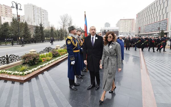 Президент Ильхам Алиев посетил мемориал жертвам Ходжалинской трагедии - Sputnik Азербайджан