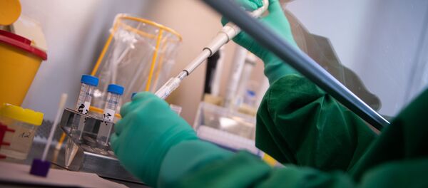 A laborant at the State Health Authorities of Baden-Wuerttemberg works on a test sample of a suspected case of the 2019 Novel Coronavirus (2019-nCoV) A laborant at the State Health Authorities of Baden-Wuerttemberg works on a test sample of a suspected case of the 2019 Novel Coronavirus (2019-nCoV) - Sputnik Азербайджан