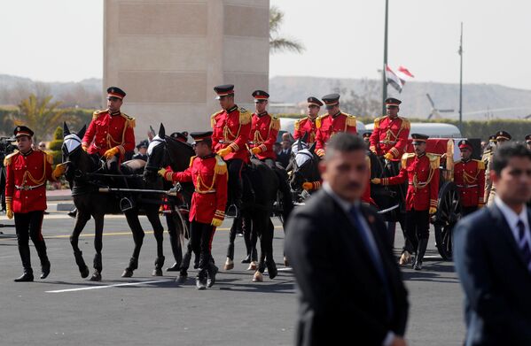 Гроб с телом экс-президента Египта Хосни Мубарака - Sputnik Азербайджан