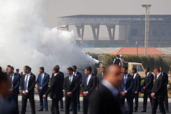 Распыление освежителя воздуха до старта церемонии прощания с экс-президентом Египта Хосни Мубараком  - Sputnik Азербайджан