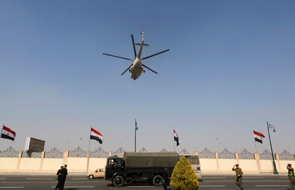 Вертолет с телом экс-президента Египта Хосни Мубарака в Каире - Sputnik Азербайджан
