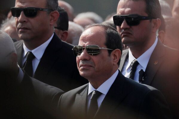 Президент Египта Абдул-Фаттах Халил Ас-Сиси на церемонии прощания с Хосни Мубараком  - Sputnik Азербайджан