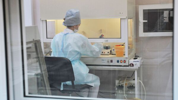 Лаборант проводит исследование биологического материала - Sputnik Azərbaycan