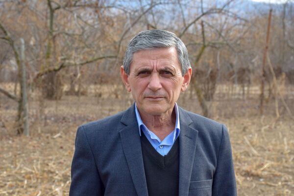 В Азербайджане фермеры уничтожают плоды своего многолетнего труда В Азербайджане фермеры уничтожают плоды своего многолетнего труда - Sputnik Азербайджан