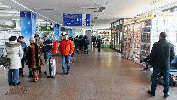 Пассажиры в зале ожидания национального аэропорта Минска - Sputnik Azərbaycan