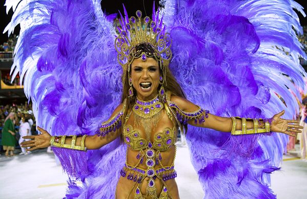 Участница Бразильского карнавала в Рио-де-Жанейро - Sputnik Азербайджан