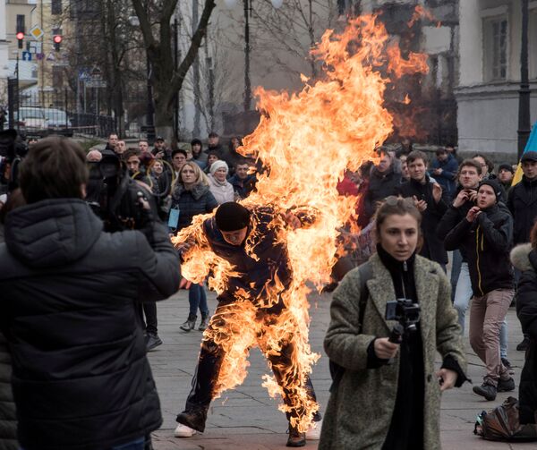 Мужчина поджег себя во время акции протеста в Киеве - Sputnik Азербайджан