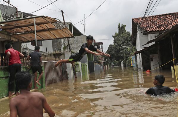 Последствия наводнения в окрестностях Джакарты, Индонезия - Sputnik Азербайджан