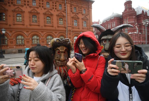 Иностранные туристы на фестивале Московская масленица на Манежной площади - Sputnik Azərbaycan