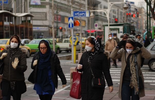 Жители Тегерана в медицинских масках на одной из улиц города - Sputnik Azərbaycan