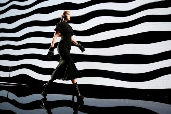Модель Джиджи Хадид в наряде коллекции Versace на Неделе моды в Милане - Sputnik Азербайджан