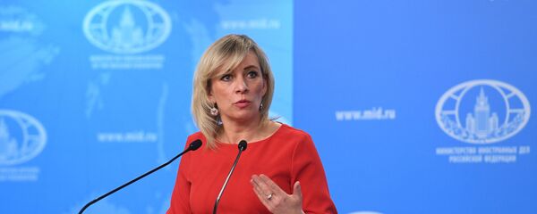 Официальный представитель МИД России Мария Захарова во время брифинга в Москве - Sputnik Азербайджан