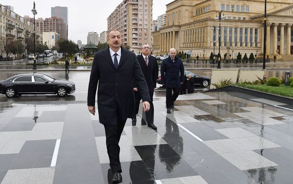 Президент Ильхам Алиев посетил перенесенный памятник шаху Исмаилу Хатаи - Sputnik Азербайджан