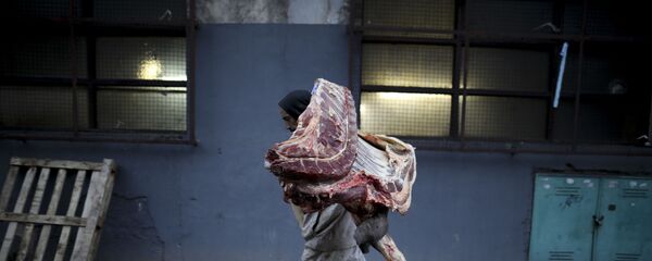 Мясник загружает мясо из грузовика, фото из архива Мясник загружает мясо из грузовика, фото из архива - Sputnik Азербайджан