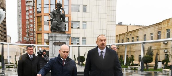 Президент Ильхам Алиев посетил перенесенный памятник шаху Исмаилу Хатаи - Sputnik Азербайджан