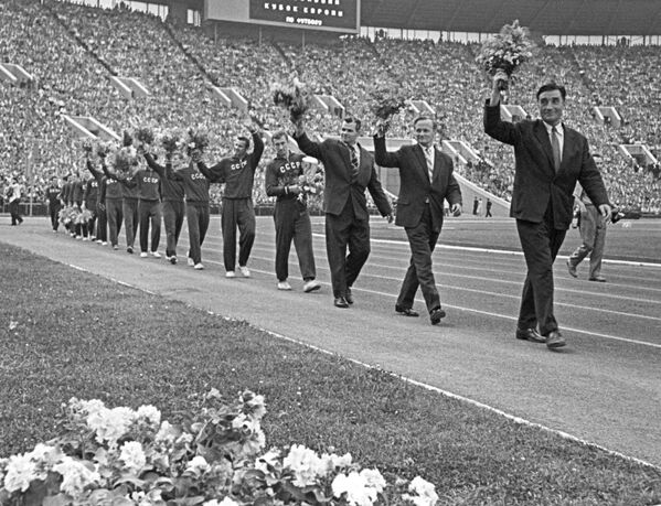 Футболисты сборной СССР после победы в Кубке Европы 1960 года - Sputnik Азербайджан