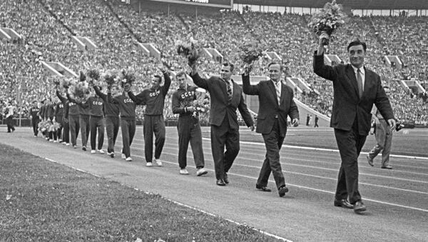 Футболисты сборной СССР после победы в Кубке Европы 1960 года. - Sputnik Азербайджан