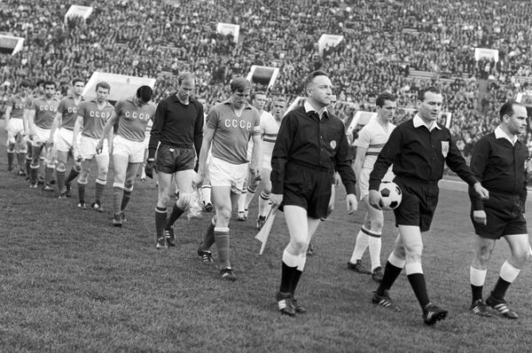 Сборные СССР и Венгрии перед началом четвертьфинального матча чемпионата Европы 1968 года в Москве - Sputnik Азербайджан